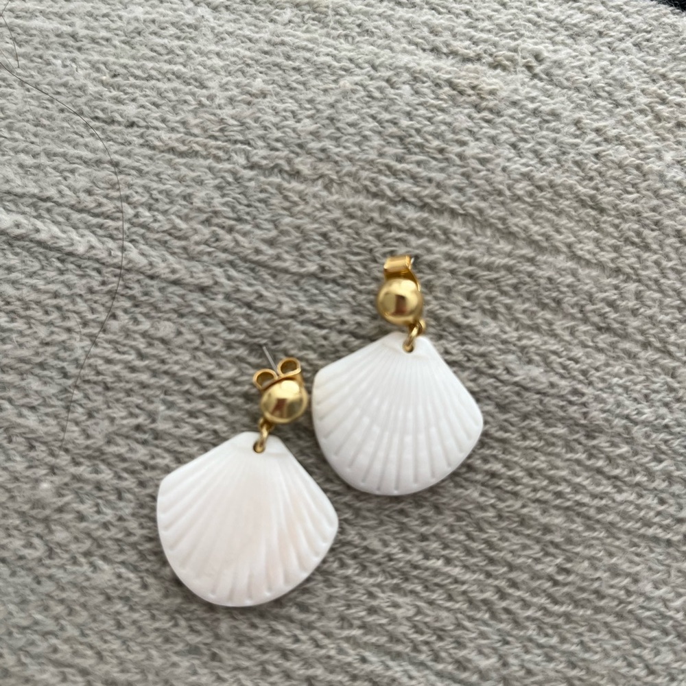 Super cute Madewell seashell earrings.
